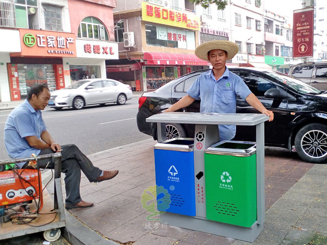 街道戶(hù)外鐵垃圾桶欣方圳廠家現(xiàn)場(chǎng)安裝圖